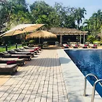 Hotel Let's Hyde & - Pool