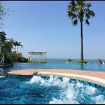 The Palm Wongamat อพาร์ทเม้น *
