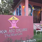 Bee Sleep Hostel & Nana Art Gallery
