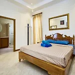 Golden Villa By Fantasea Beach