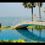 อพาร์ทเม้น The Palm Front *