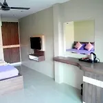 Hotel Bee Orchid Pool