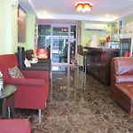 โรงแรม Oyo 75330 Little House