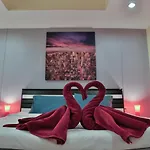 Harry\'s Apartments, Bar & Restaurant.