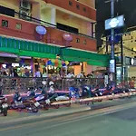 Harry\'s Apartments, Bar & Restaurant.