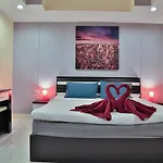 โรงแรม Harrys Bar & Restaurant Pattaya