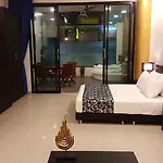 East โรงแรม