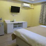 Oyo 75330 Little House โรงแรม 2*