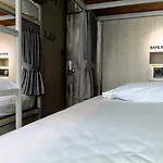 Hostel Asleep By Lantana *