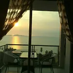 อพาร์ทเม้น The Riviera Wongamat Hong *