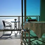 อพาร์ทเม้น The Riviera Wongamat Hong *