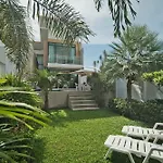 Tropicana Pool Hotel *