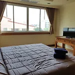 A Large 2 Bedroom - 3 Baths 511 Downtown