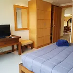 A Large 2 Bedroom - 3 Baths 511 Downtown