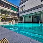 Hagone Condotel - Pool, Near & Steps To Weekend Market อพาร์ทเม้น