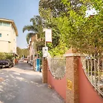 โรงแรม โอโย 645 บ้านเรืองรุ่งโรจน์ 2*