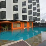 โรงแรม The Seasons 3*