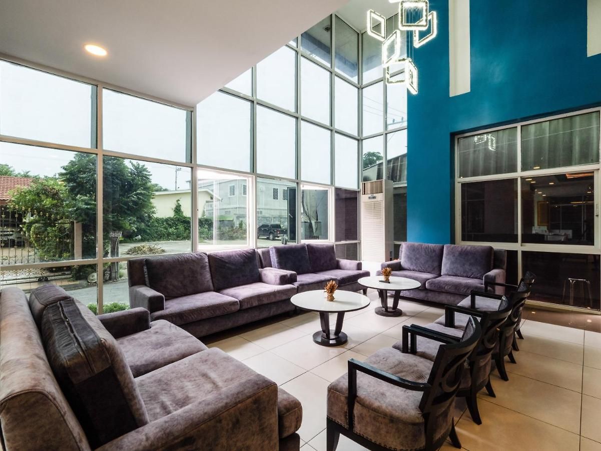 โรงแรม Oyo 1126 Curve Boutique 3*