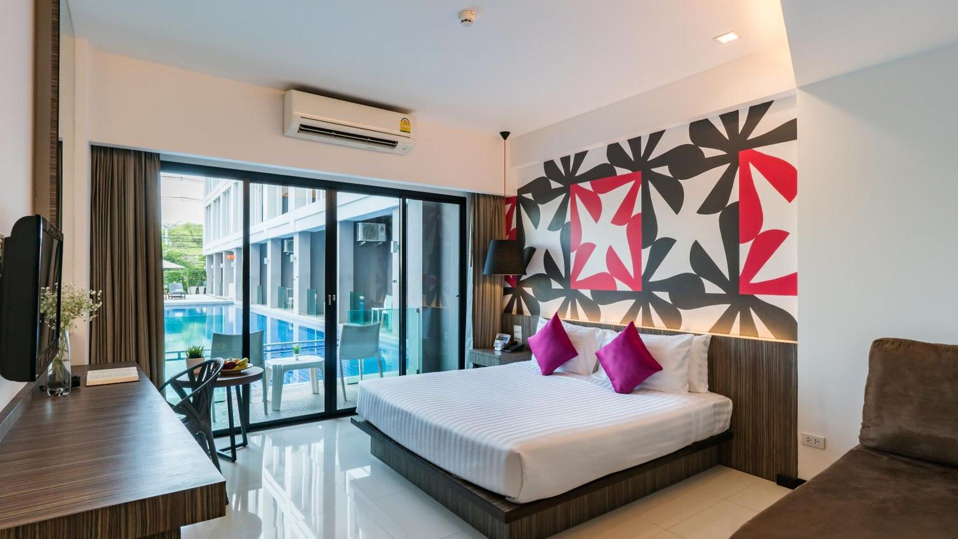 โรงแรม J