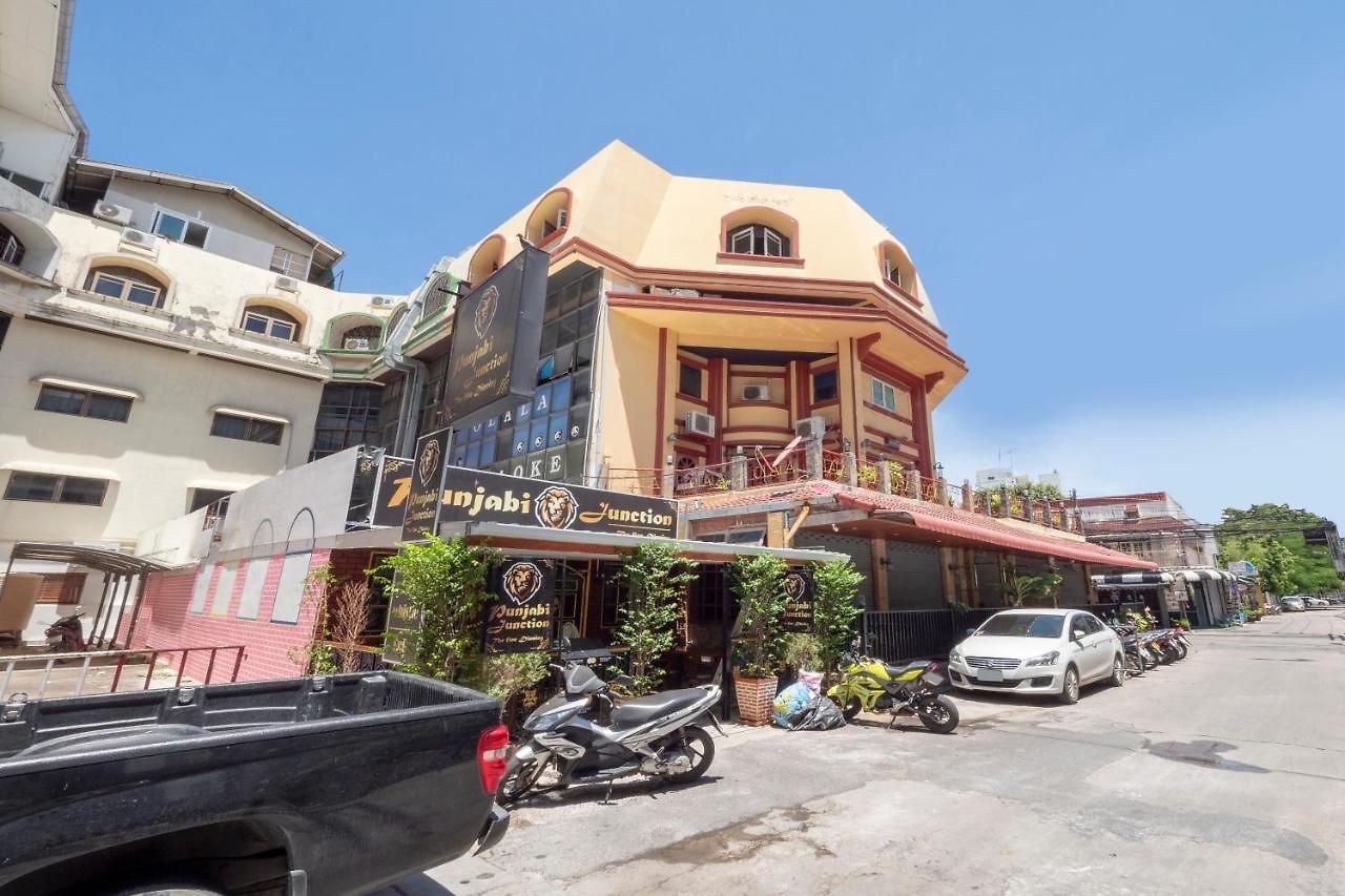 โรงแรม Oyo 75328 Punjabi Junction 3*