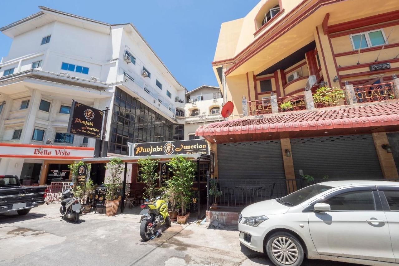 โรงแรม Oyo 75328 Punjabi Junction 3*