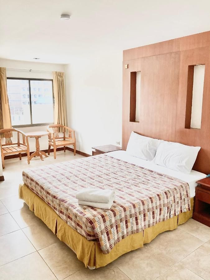 อพาร์ตโฮเทล Dee Budget Hotel by Dang โรงแรมดีบัดเจดโฮเทลพัทยาบายแดง Pattaya