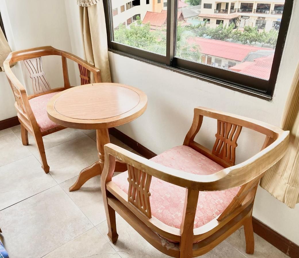 อพาร์ตโฮเทล Dee Budget Hotel by Dang โรงแรมดีบัดเจดโฮเทลพัทยาบายแดง