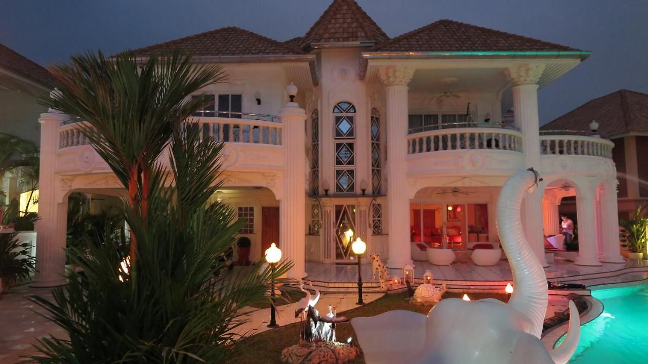 Empireland Luxury Pool Walking Street *