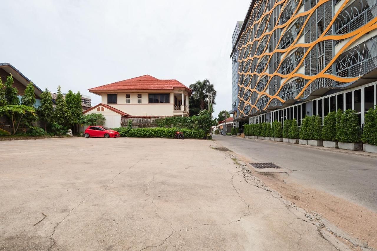 โรงแรม Oyo 1126 Curve Boutique 3*