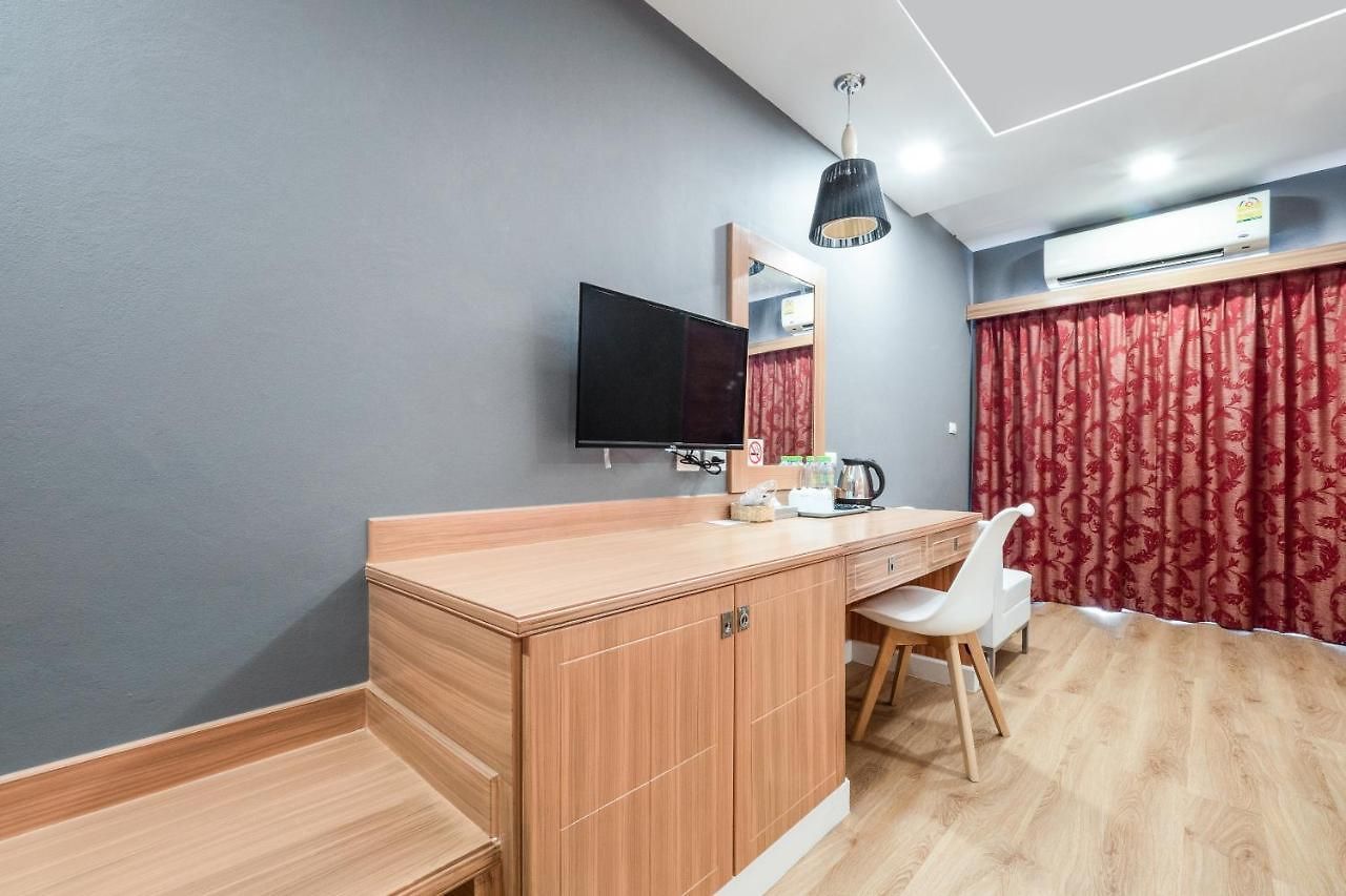 โรงแรม Oyo 1126 Curve Boutique 3*