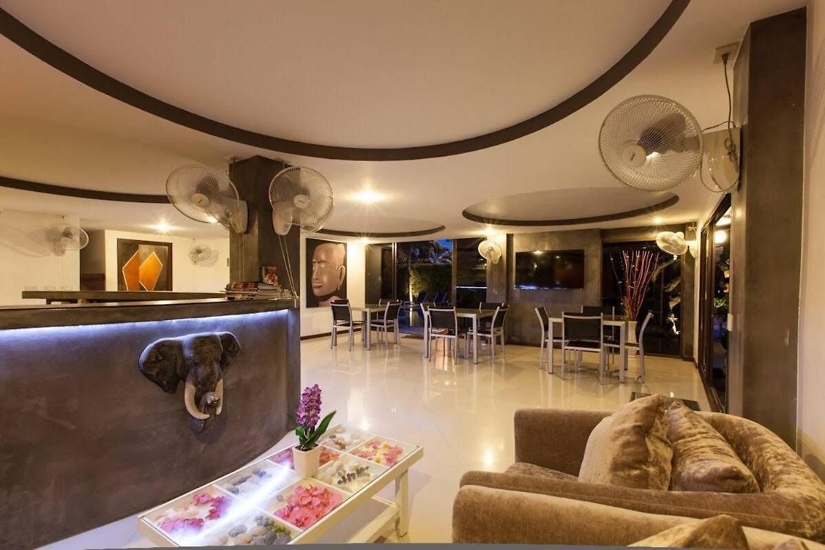 อพาร์ตโฮเทล Nayo Royals Pattaya
