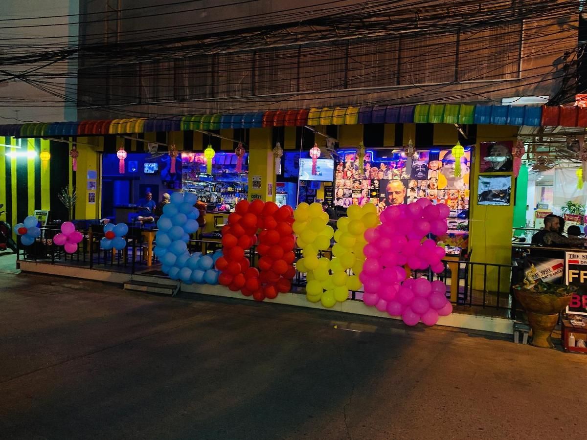 บ้านพัก The Spot Bar & Gallery Pattaya