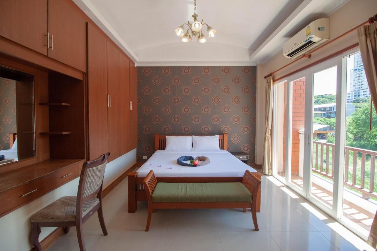3 Bedroom Town With Private Pool * Pattaya