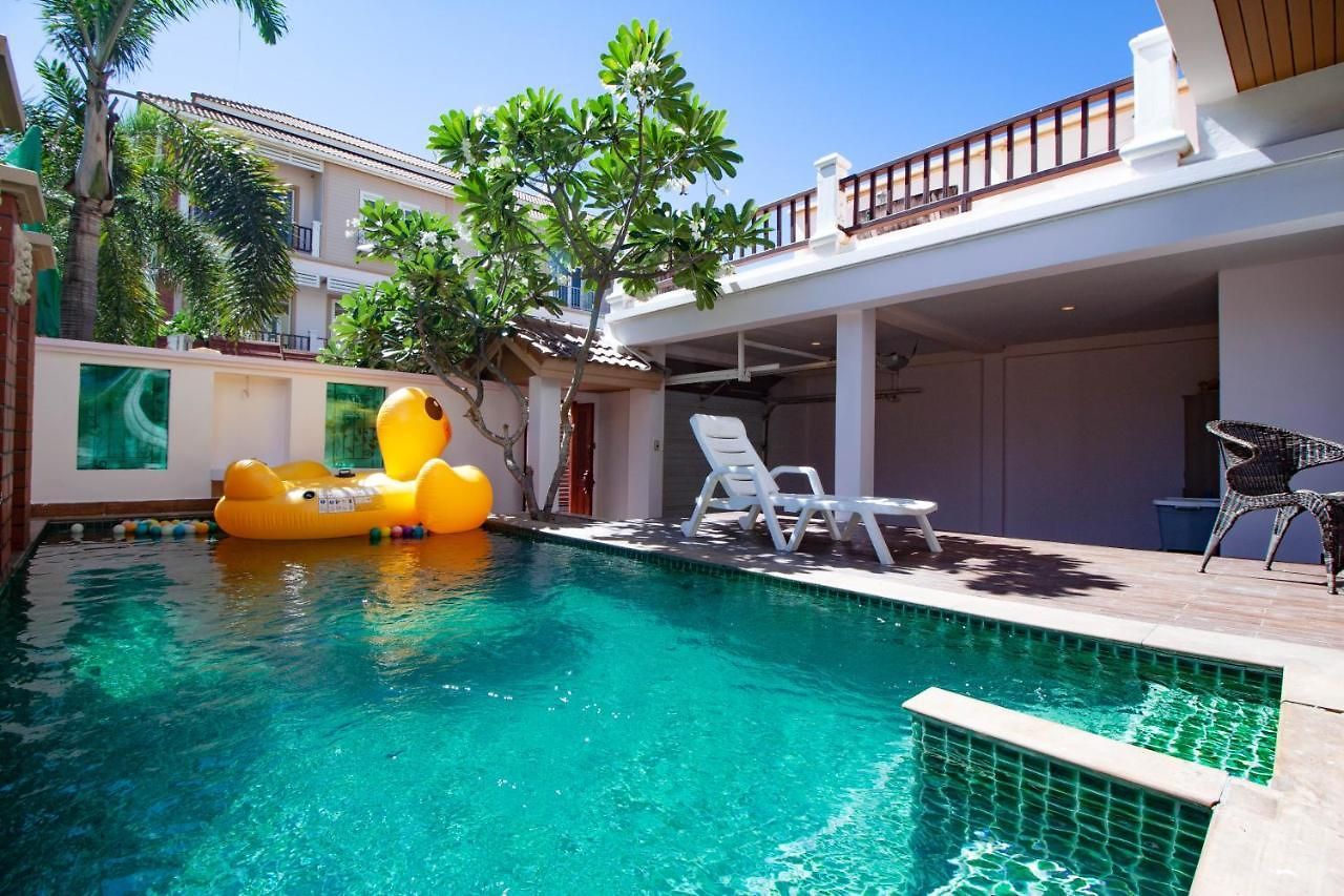 3 Bedroom Town With Private Pool วันหยุดที่บ้าน Pattaya