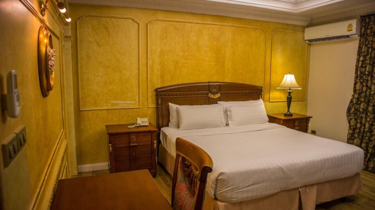 โรงแรม Four Seasons Place 4*