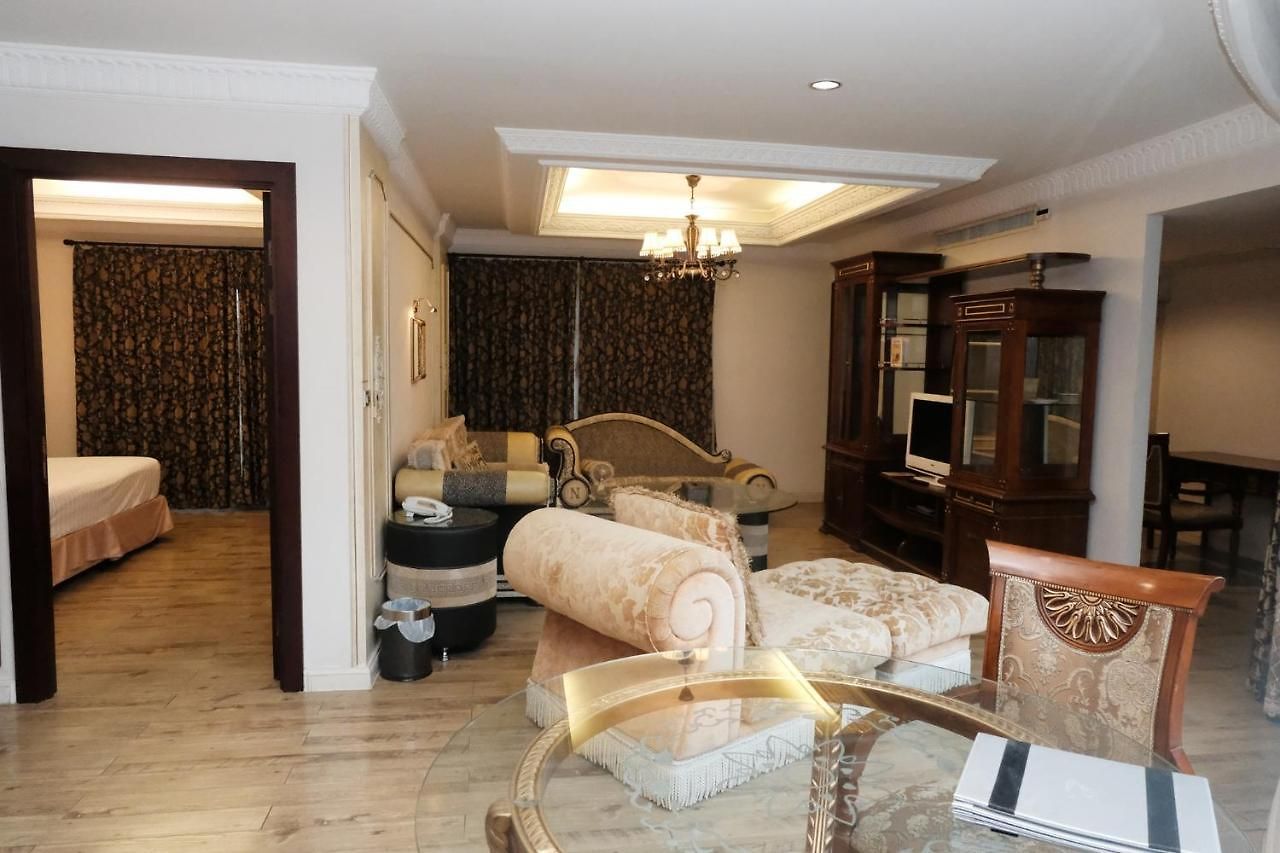 Four Seasons Place โรงแรม 4*