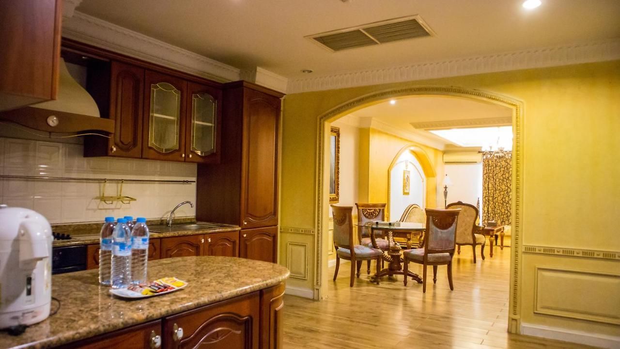 โรงแรม Four Seasons Place