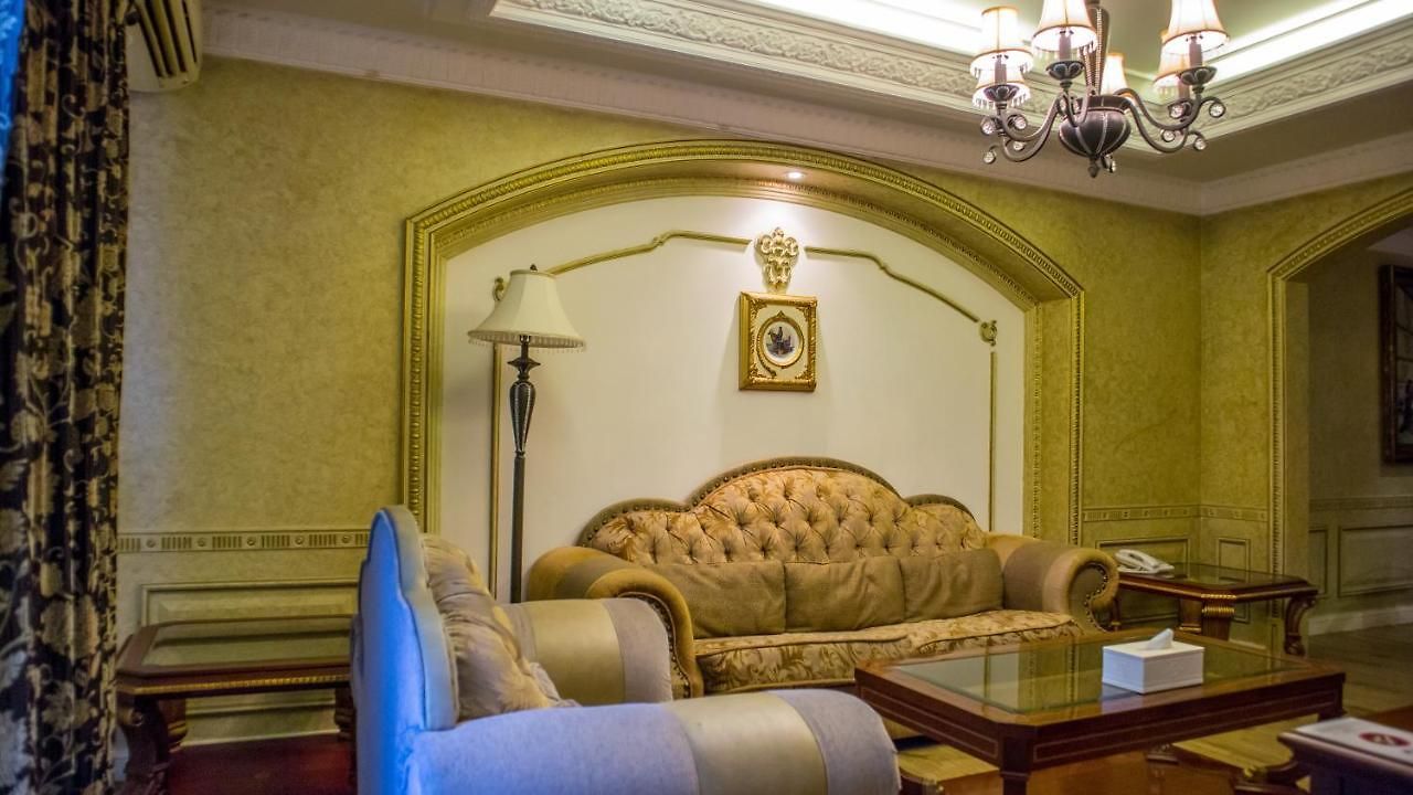 Four Seasons Place โรงแรม 4*