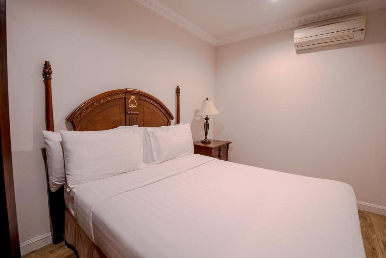 Four Seasons Place โรงแรม
