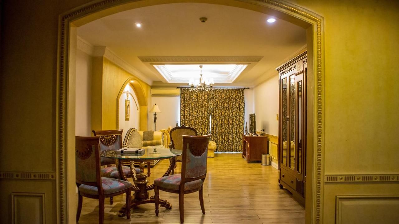 Four Seasons Place โรงแรม 4*