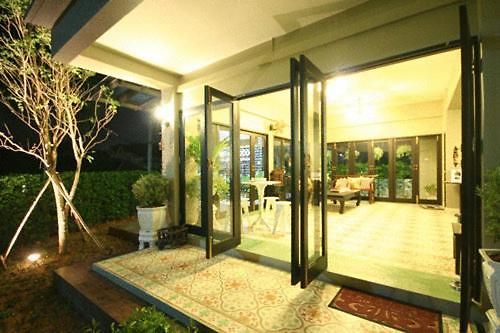 โรงแรม Ploen By Tolani 2*