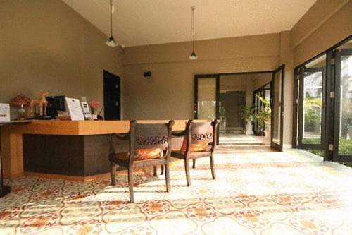 โรงแรม Ploen By Tolani 2*