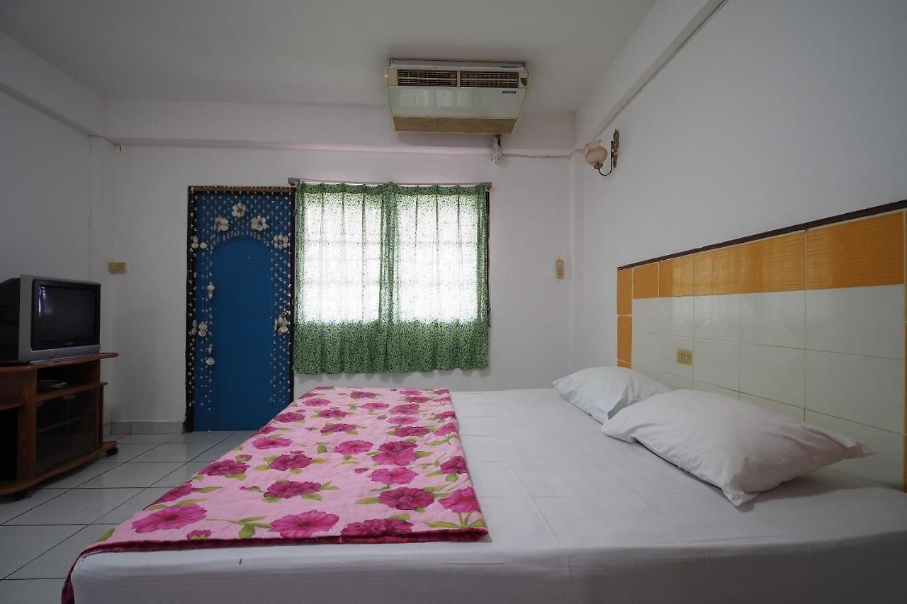 Oyo 1004 Naklua Mansion โรงแรม