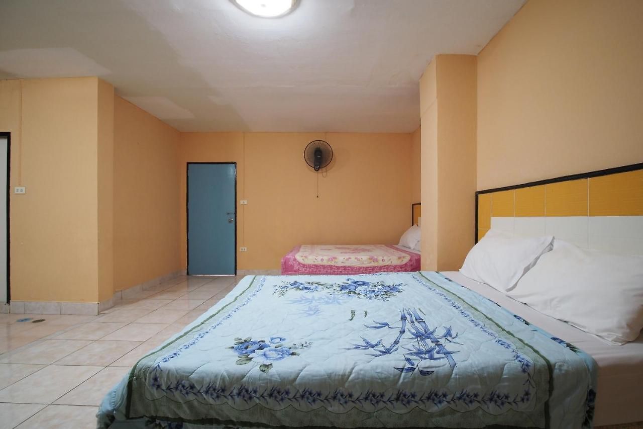 โรงแรม Oyo 1004 Naklua Mansion 2*