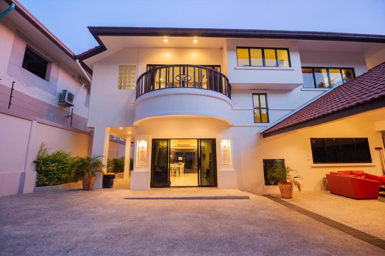 Luxury Pool 4 Bedroom 900m 1.5 Km Downtown วิลล่า Pattaya