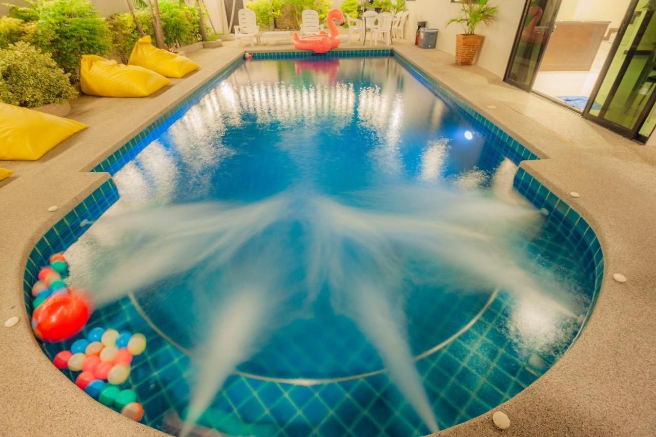 Luxury Pool 4 Bedroom 900m 1.5 Km Downtown วิลล่า Pattaya