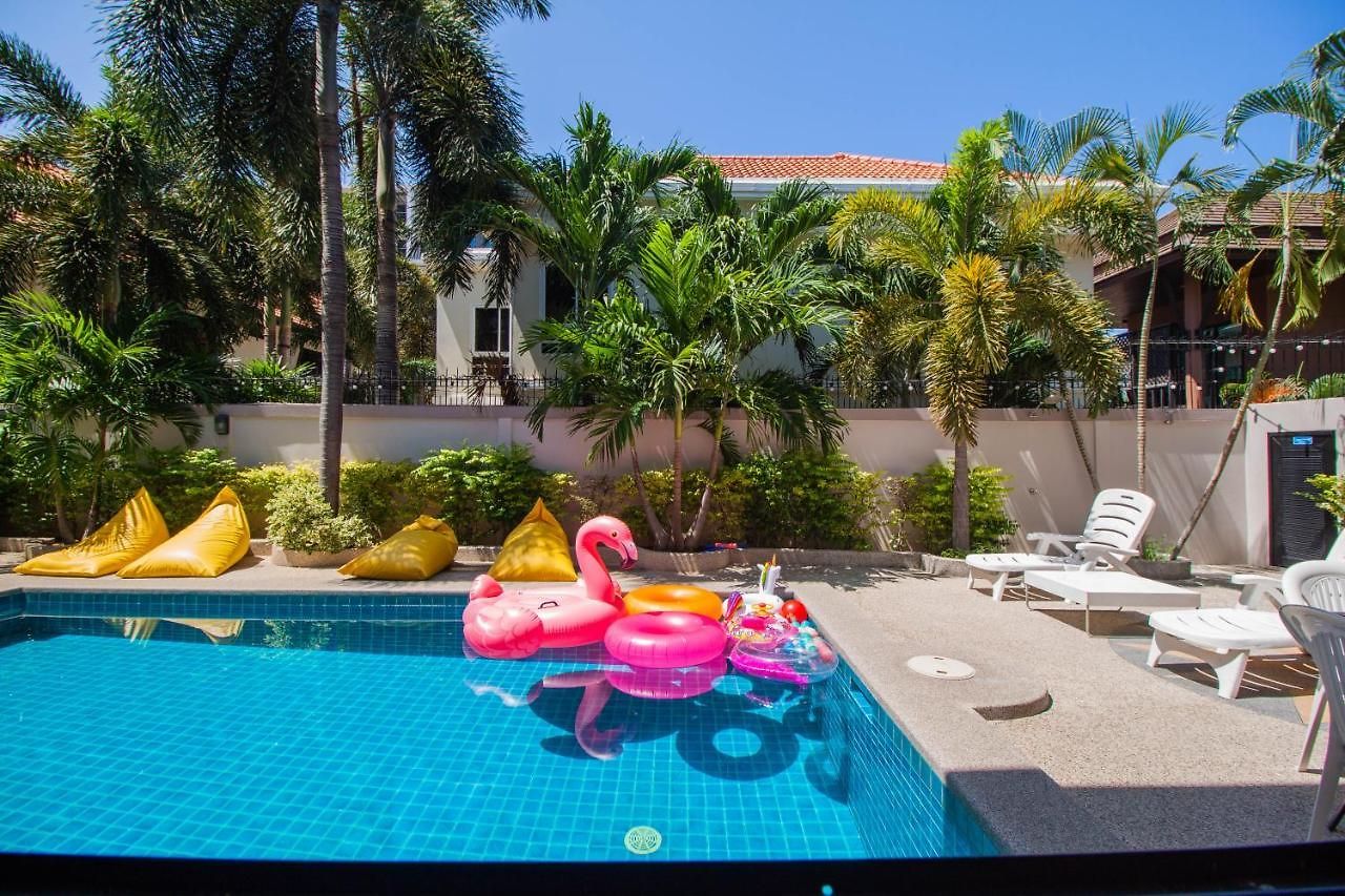 Luxury Pool 4 Bedroom 900m 1.5 Km Downtown วิลล่า Pattaya
