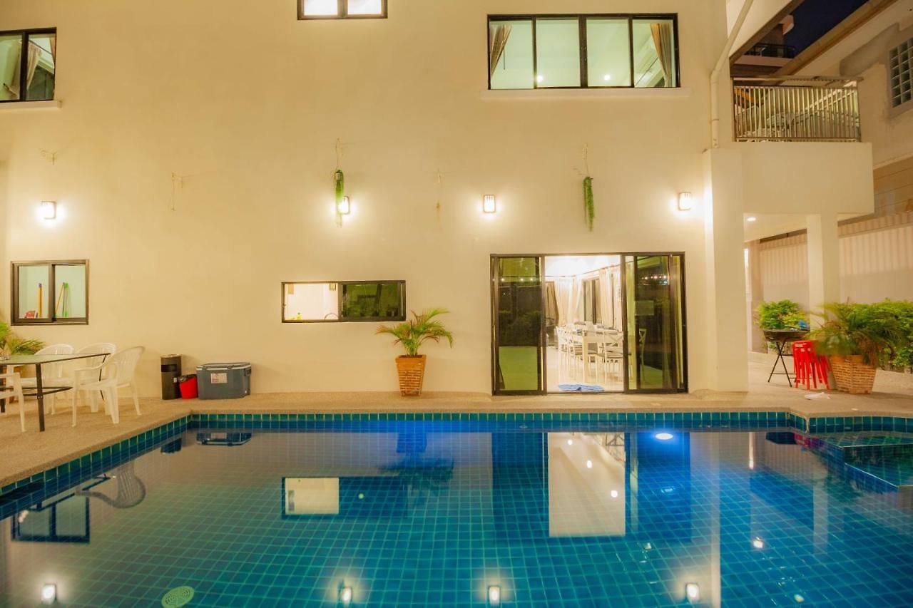 Luxury Pool 4 Bedroom 900m 1.5 Km Downtown วิลล่า Pattaya