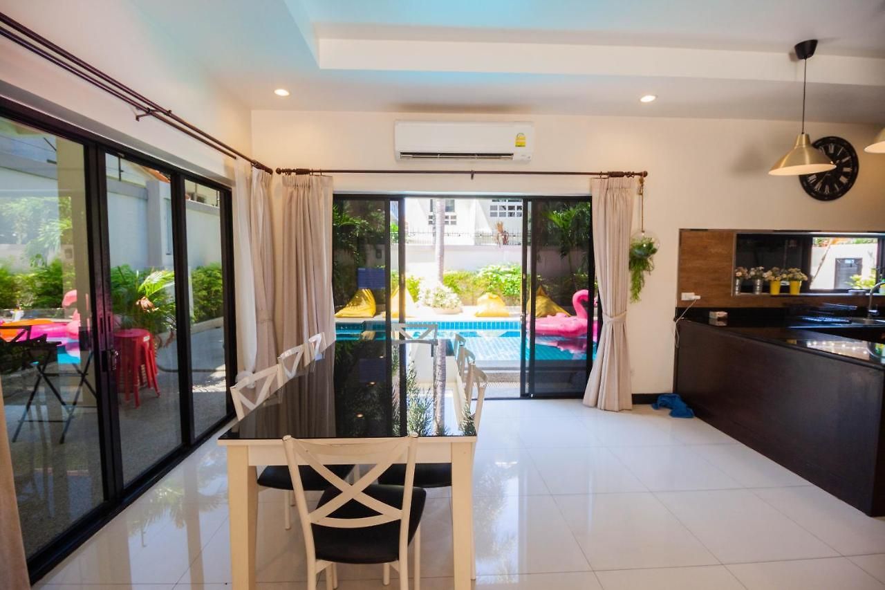 Luxury Pool 4 Bedroom 900m 1.5 Km Downtown วิลล่า *