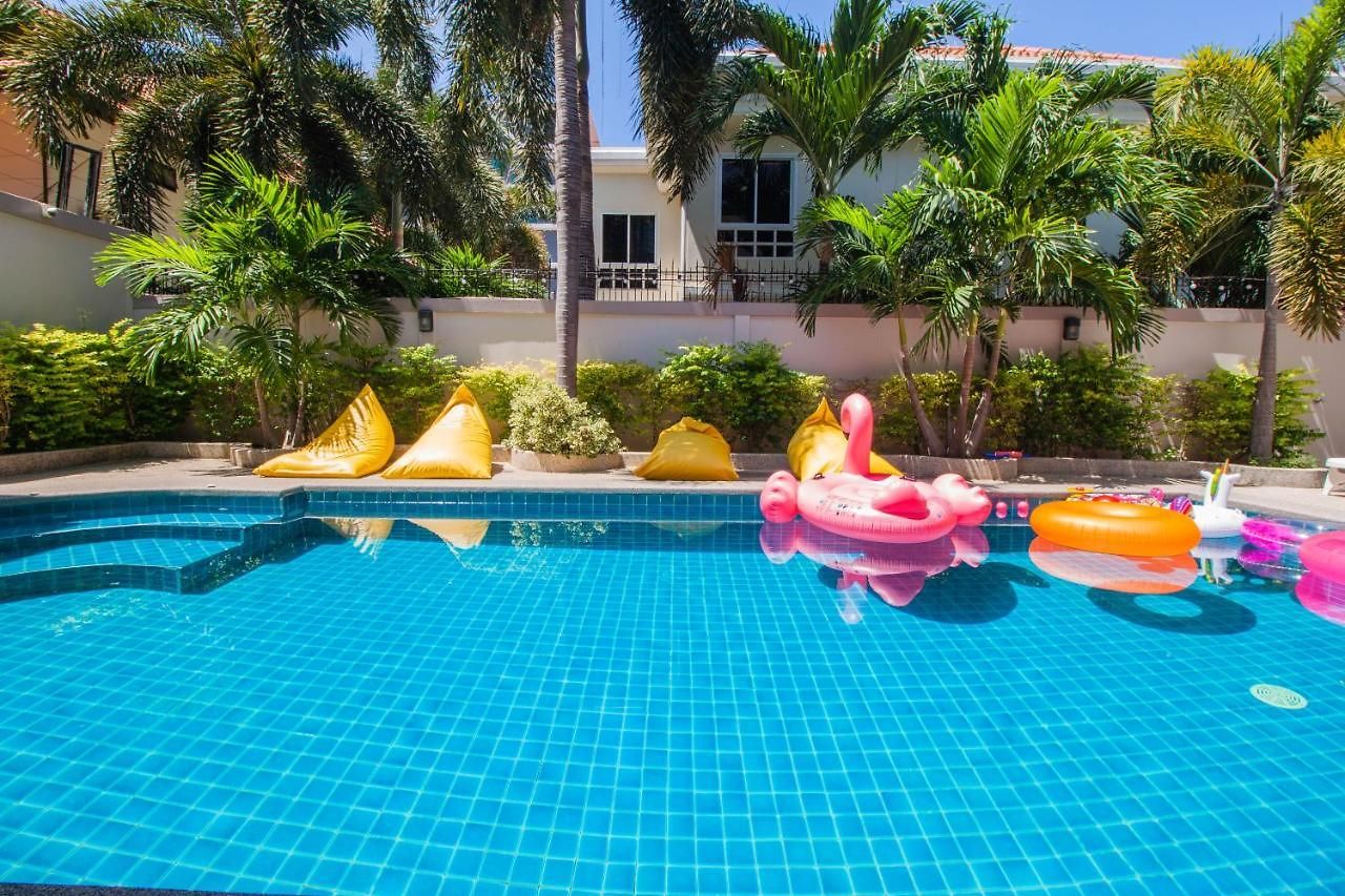 Luxury Pool 4 Bedroom 900m 1.5 Km Downtown วิลล่า Pattaya